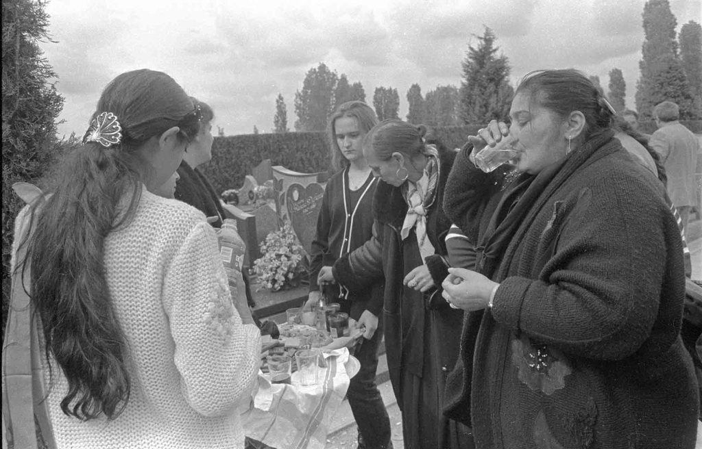 pomana, repas sacré partage cimetière
