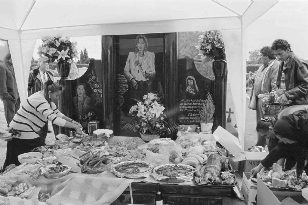 pomana, repas sacré partage cimetière