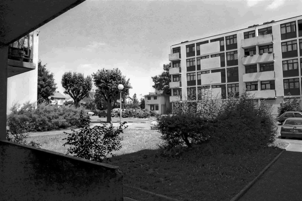 La Cité Pierre Montillet, située dans le quartier Sud du Blanc-Mesnil, a été construite par l'architecte d'origine grecque Georges Candilis1 en 1956-57 pour le compte du bailleur Emmaüs Habitat. Entre 1999 et 2012, la cité a fait l'objet d'une rénovation urbaine intense avec des démolitions-reconstructions, et tous les bâtiments ayant été construits à l'origine ont été rasés un par un. 
Depuis 2011, de nouveaux bâtiments, plus contemporains et plus bas, ont fait leur apparition à l'emplacement des anciens bâtiments datant des années 1950.