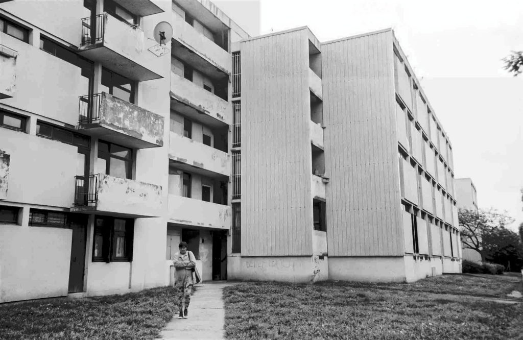 La Cité Pierre Montillet, située dans le quartier Sud du Blanc-Mesnil, a été construite par l'architecte d'origine grecque Georges Candilis1 en 1956-57 pour le compte du bailleur Emmaüs Habitat. Entre 1999 et 2012, la cité a fait l'objet d'une rénovation urbaine intense avec des démolitions-reconstructions, et tous les bâtiments ayant été construits à l'origine ont été rasés un par un. 
Depuis 2011, de nouveaux bâtiments, plus contemporains et plus bas, ont fait leur apparition à l'emplacement des anciens bâtiments datant des années 1950.