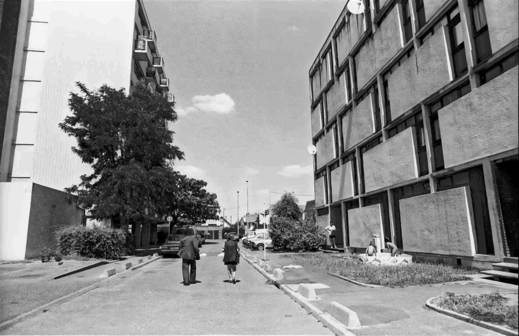 La Cité Pierre Montillet, située dans le quartier Sud du Blanc-Mesnil, a été construite par l'architecte d'origine grecque Georges Candilis1 en 1956-57 pour le compte du bailleur Emmaüs Habitat. Entre 1999 et 2012, la cité a fait l'objet d'une rénovation urbaine intense avec des démolitions-reconstructions, et tous les bâtiments ayant été construits à l'origine ont été rasés un par un. 
Depuis 2011, de nouveaux bâtiments, plus contemporains et plus bas, ont fait leur apparition à l'emplacement des anciens bâtiments datant des années 1950.
