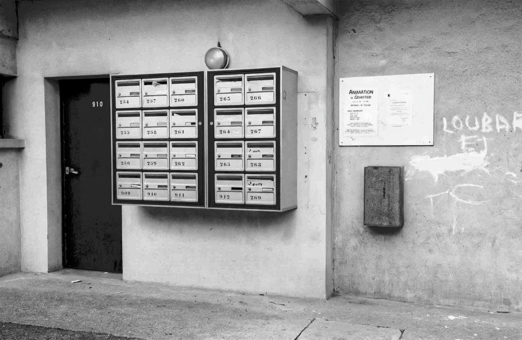 La Cité Pierre Montillet, située dans le quartier Sud du Blanc-Mesnil, a été construite par l'architecte d'origine grecque Georges Candilis1 en 1956-57 pour le compte du bailleur Emmaüs Habitat. Entre 1999 et 2012, la cité a fait l'objet d'une rénovation urbaine intense avec des démolitions-reconstructions, et tous les bâtiments ayant été construits à l'origine ont été rasés un par un. 
Depuis 2011, de nouveaux bâtiments, plus contemporains et plus bas, ont fait leur apparition à l'emplacement des anciens bâtiments datant des années 1950.