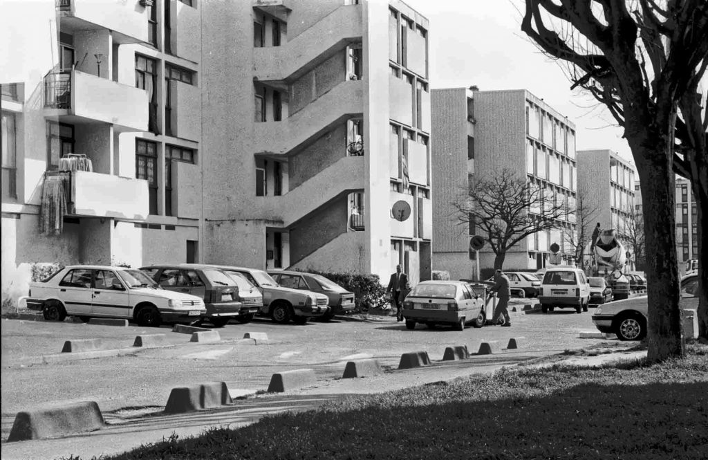 La Cité Pierre Montillet, située dans le quartier Sud du Blanc-Mesnil, a été construite par l'architecte d'origine grecque Georges Candilis1 en 1956-57 pour le compte du bailleur Emmaüs Habitat. Entre 1999 et 2012, la cité a fait l'objet d'une rénovation urbaine intense avec des démolitions-reconstructions, et tous les bâtiments ayant été construits à l'origine ont été rasés un par un. 
Depuis 2011, de nouveaux bâtiments, plus contemporains et plus bas, ont fait leur apparition à l'emplacement des anciens bâtiments datant des années 1950.