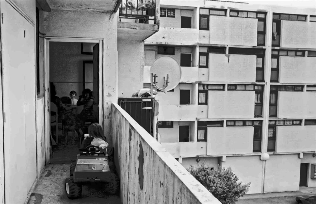 La Cité Pierre Montillet, située dans le quartier Sud du Blanc-Mesnil, a été construite par l'architecte d'origine grecque Georges Candilis1 en 1956-57 pour le compte du bailleur Emmaüs Habitat. Entre 1999 et 2012, la cité a fait l'objet d'une rénovation urbaine intense avec des démolitions-reconstructions, et tous les bâtiments ayant été construits à l'origine ont été rasés un par un. 
Depuis 2011, de nouveaux bâtiments, plus contemporains et plus bas, ont fait leur apparition à l'emplacement des anciens bâtiments datant des années 1950.