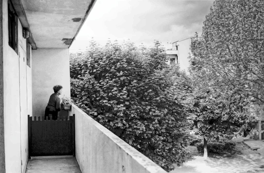 La Cité Pierre Montillet, située dans le quartier Sud du Blanc-Mesnil, a été construite par l'architecte d'origine grecque Georges Candilis1 en 1956-57 pour le compte du bailleur Emmaüs Habitat. Entre 1999 et 2012, la cité a fait l'objet d'une rénovation urbaine intense avec des démolitions-reconstructions, et tous les bâtiments ayant été construits à l'origine ont été rasés un par un. 
Depuis 2011, de nouveaux bâtiments, plus contemporains et plus bas, ont fait leur apparition à l'emplacement des anciens bâtiments datant des années 1950.