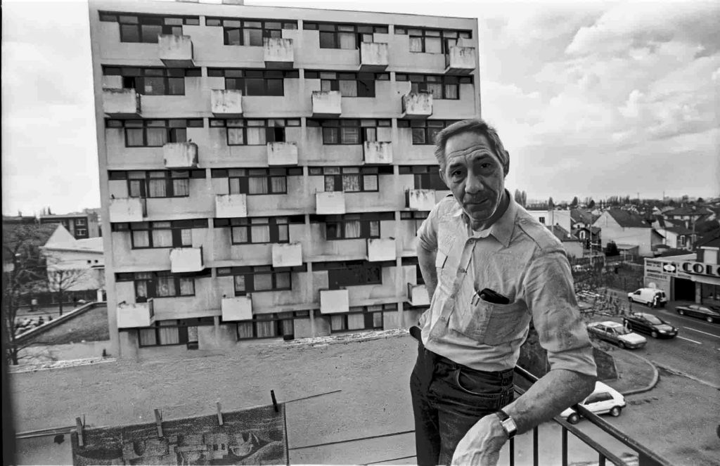 La Cité Pierre Montillet, située dans le quartier Sud du Blanc-Mesnil, a été construite par l'architecte d'origine grecque Georges Candilis1 en 1956-57 pour le compte du bailleur Emmaüs Habitat. Entre 1999 et 2012, la cité a fait l'objet d'une rénovation urbaine intense avec des démolitions-reconstructions, et tous les bâtiments ayant été construits à l'origine ont été rasés un par un. 
Depuis 2011, de nouveaux bâtiments, plus contemporains et plus bas, ont fait leur apparition à l'emplacement des anciens bâtiments datant des années 1950.
