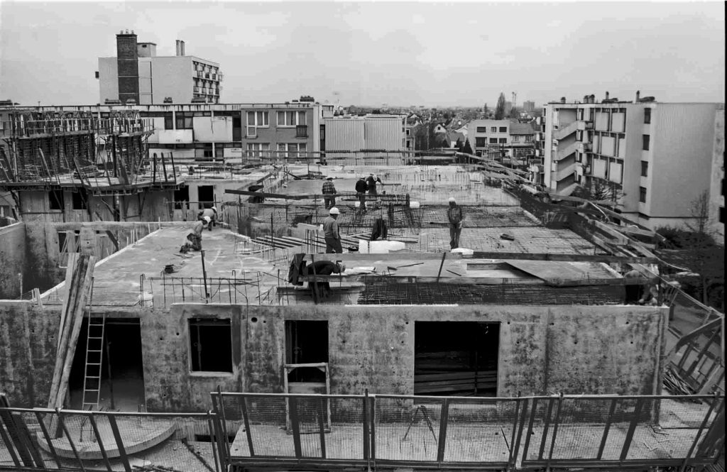 La Cité Pierre Montillet, située dans le quartier Sud du Blanc-Mesnil, a été construite par l'architecte d'origine grecque Georges Candilis1 en 1956-57 pour le compte du bailleur Emmaüs Habitat. Entre 1999 et 2012, la cité a fait l'objet d'une rénovation urbaine intense avec des démolitions-reconstructions, et tous les bâtiments ayant été construits à l'origine ont été rasés un par un. 
Depuis 2011, de nouveaux bâtiments, plus contemporains et plus bas, ont fait leur apparition à l'emplacement des anciens bâtiments datant des années 1950.