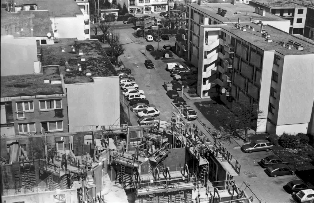 La Cité Pierre Montillet, située dans le quartier Sud du Blanc-Mesnil, a été construite par l'architecte d'origine grecque Georges Candilis1 en 1956-57 pour le compte du bailleur Emmaüs Habitat. Entre 1999 et 2012, la cité a fait l'objet d'une rénovation urbaine intense avec des démolitions-reconstructions, et tous les bâtiments ayant été construits à l'origine ont été rasés un par un. 
Depuis 2011, de nouveaux bâtiments, plus contemporains et plus bas, ont fait leur apparition à l'emplacement des anciens bâtiments datant des années 1950.