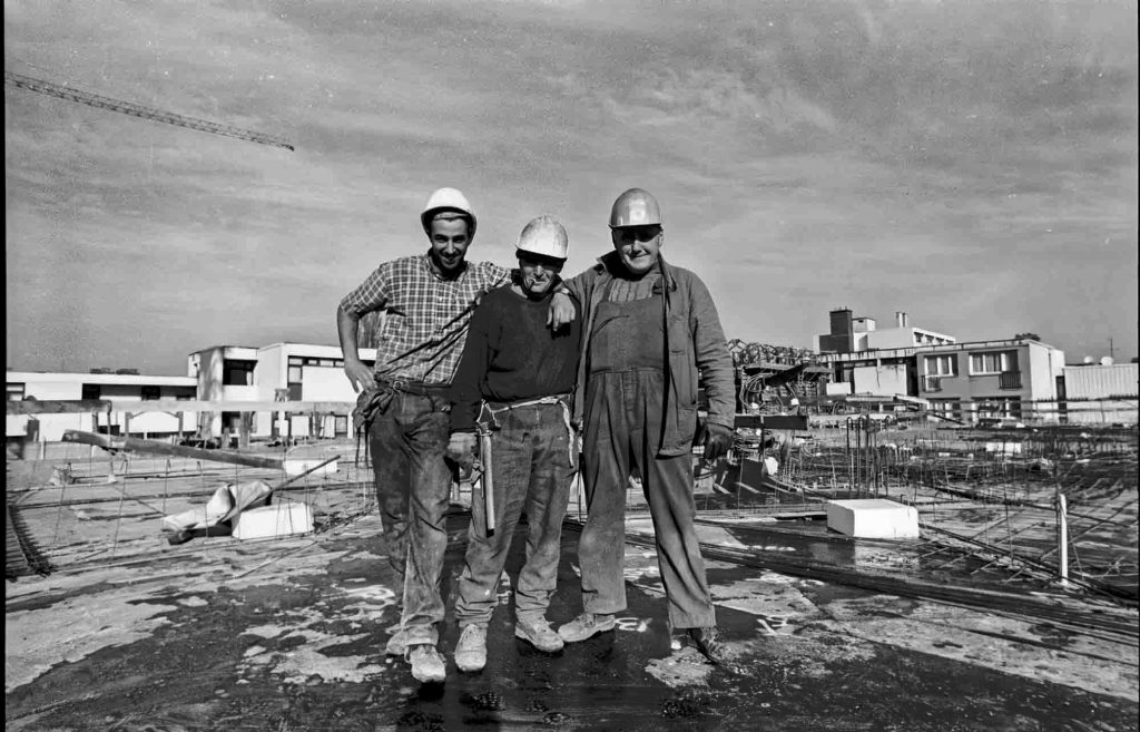 La Cité Pierre Montillet, située dans le quartier Sud du Blanc-Mesnil, a été construite par l'architecte d'origine grecque Georges Candilis1 en 1956-57 pour le compte du bailleur Emmaüs Habitat. Entre 1999 et 2012, la cité a fait l'objet d'une rénovation urbaine intense avec des démolitions-reconstructions, et tous les bâtiments ayant été construits à l'origine ont été rasés un par un. 
Depuis 2011, de nouveaux bâtiments, plus contemporains et plus bas, ont fait leur apparition à l'emplacement des anciens bâtiments datant des années 1950.