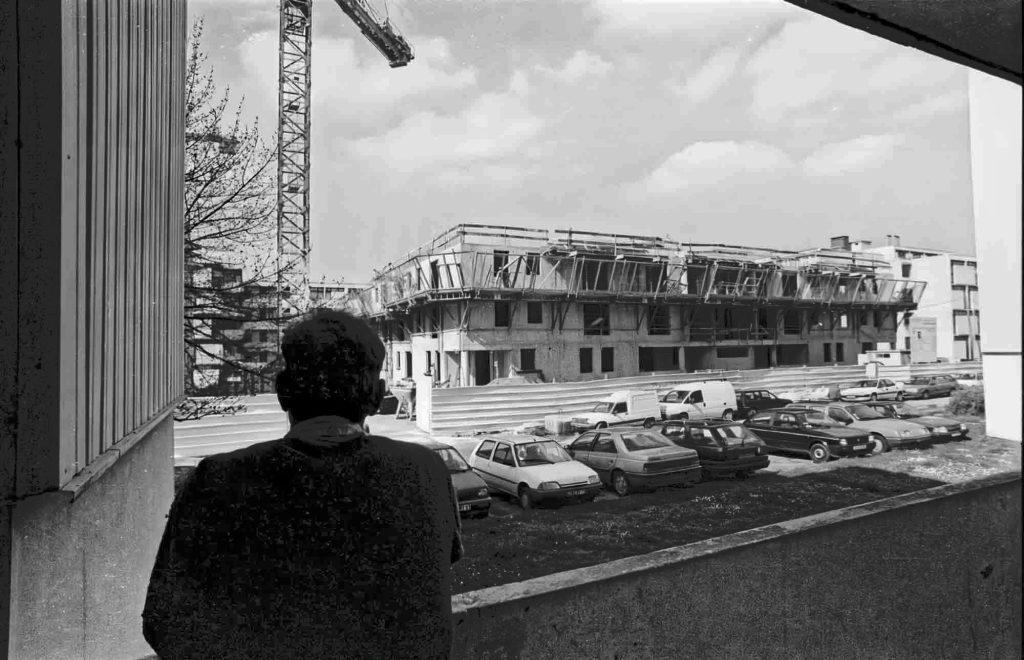 La Cité Pierre Montillet, située dans le quartier Sud du Blanc-Mesnil, a été construite par l'architecte d'origine grecque Georges Candilis1 en 1956-57 pour le compte du bailleur Emmaüs Habitat. Entre 1999 et 2012, la cité a fait l'objet d'une rénovation urbaine intense avec des démolitions-reconstructions, et tous les bâtiments ayant été construits à l'origine ont été rasés un par un. 
Depuis 2011, de nouveaux bâtiments, plus contemporains et plus bas, ont fait leur apparition à l'emplacement des anciens bâtiments datant des années 1950.