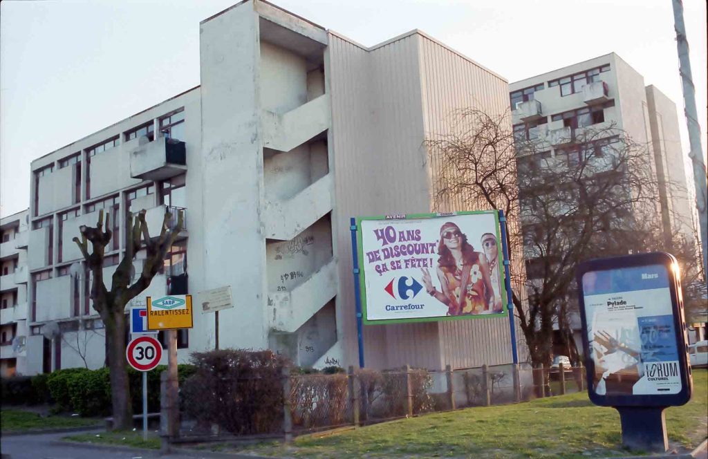 La Cité Pierre Montillet, située dans le quartier Sud du Blanc-Mesnil, a été construite par l'architecte d'origine grecque Georges Candilis1 en 1956-57 pour le compte du bailleur Emmaüs Habitat. Entre 1999 et 2012, la cité a fait l'objet d'une rénovation urbaine intense avec des démolitions-reconstructions, et tous les bâtiments ayant été construits à l'origine ont été rasés un par un. 
Depuis 2011, de nouveaux bâtiments, plus contemporains et plus bas, ont fait leur apparition à l'emplacement des anciens bâtiments datant des années 1950.