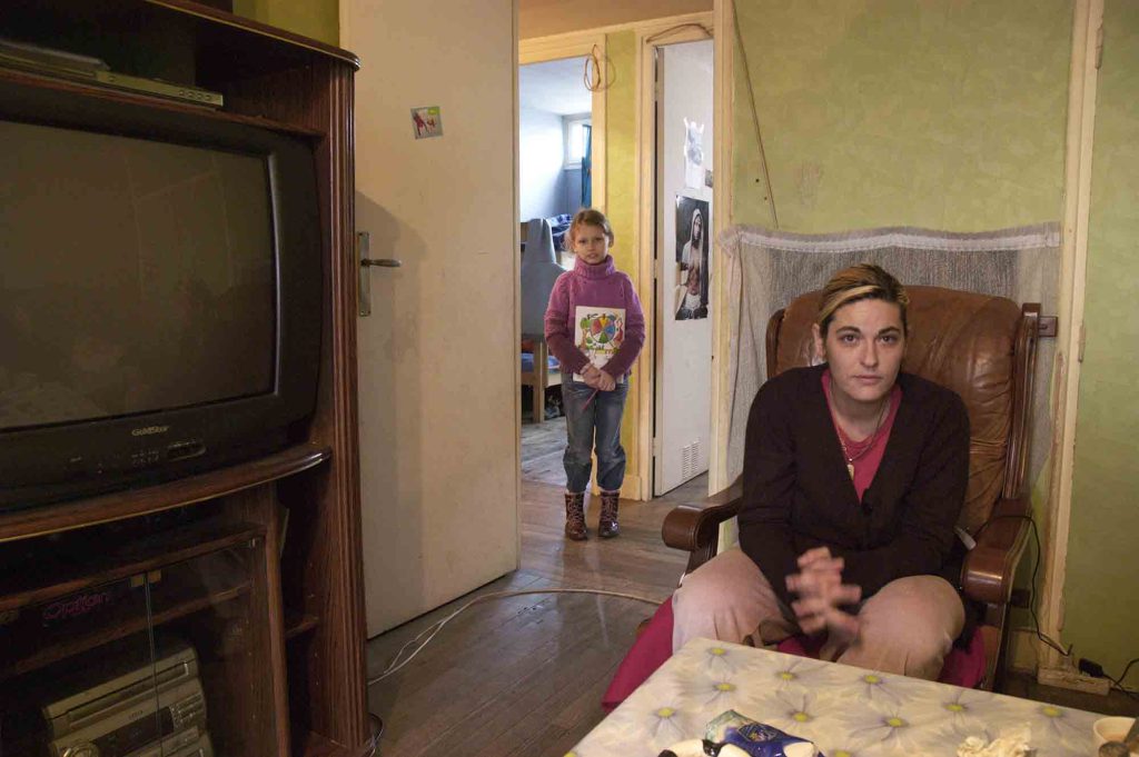 La Cité Pierre Montillet, située dans le quartier Sud du Blanc-Mesnil, a été construite en 1956-57 pour le compte du bailleur Emmaüs Habitat. 
Entre 1999 et 2012, la cité a fait l'objet d'une rénovation urbaine intense avec des démolitions-reconstructions, et tous les bâtiments ayant été construits à l'origine ont été rasés un par un.
Une famille entame le processus de déménagement afin de rejoindre leur nouveau logement (2005).