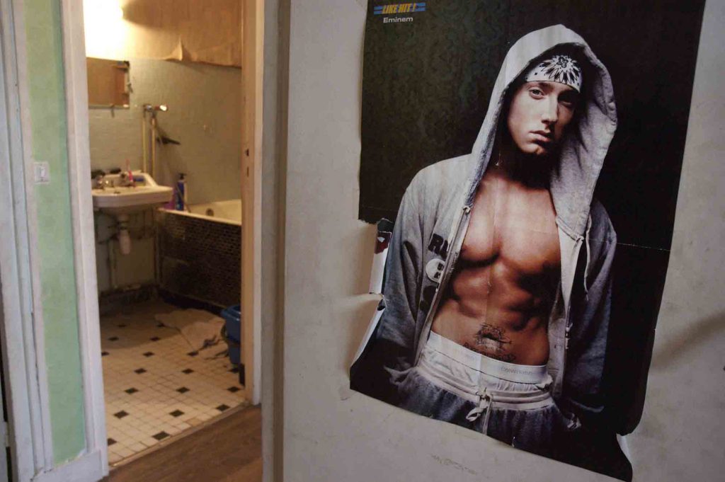 La Cité Pierre Montillet, située dans le quartier Sud du Blanc-Mesnil, a été construite en 1956-57 pour le compte du bailleur Emmaüs Habitat. 
Entre 1999 et 2012, la cité a fait l'objet d'une rénovation urbaine intense avec des démolitions-reconstructions, et tous les bâtiments ayant été construits à l'origine ont été rasés un par un.
Une famille entame le processus de déménagement afin de rejoindre leur nouveau logement (2005).