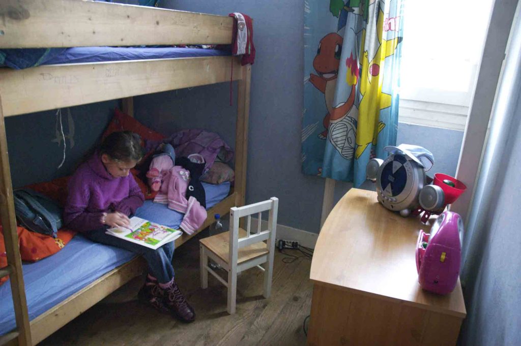 La Cité Pierre Montillet, située dans le quartier Sud du Blanc-Mesnil, a été construite en 1956-57 pour le compte du bailleur Emmaüs Habitat. 
Entre 1999 et 2012, la cité a fait l'objet d'une rénovation urbaine intense avec des démolitions-reconstructions, et tous les bâtiments ayant été construits à l'origine ont été rasés un par un.
Une famille entame le processus de déménagement afin de rejoindre leur nouveau logement (2005).