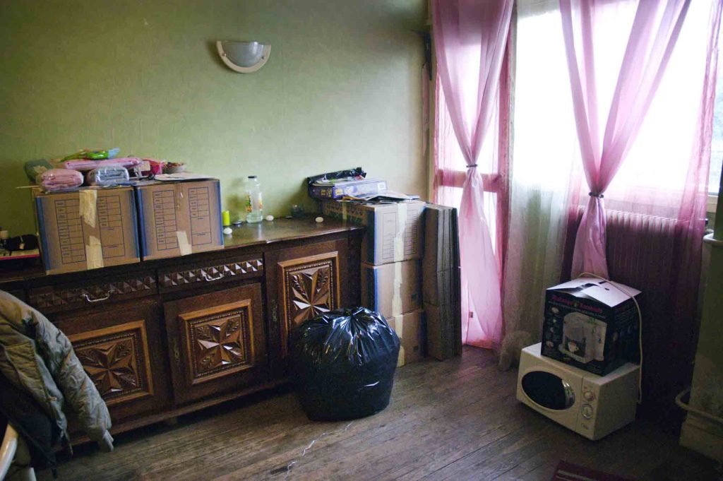 La Cité Pierre Montillet, située dans le quartier Sud du Blanc-Mesnil, a été construite en 1956-57 pour le compte du bailleur Emmaüs Habitat. 
Entre 1999 et 2012, la cité a fait l'objet d'une rénovation urbaine intense avec des démolitions-reconstructions, et tous les bâtiments ayant été construits à l'origine ont été rasés un par un.
Une famille entame le processus de déménagement afin de rejoindre leur nouveau logement (2005).