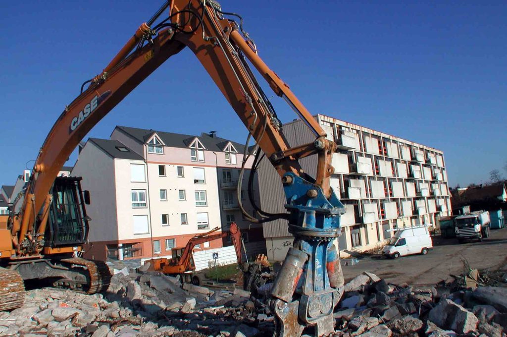La Cité Pierre Montillet, située dans le quartier Sud du Blanc-Mesnil, a été construite en 1956-57 pour le compte du bailleur Emmaüs Habitat. 
Entre 1999 et 2012, la cité a fait l'objet d'une rénovation urbaine intense avec des démolitions-reconstructions, et tous les bâtiments ayant été construits à l'origine ont été rasés un par un.