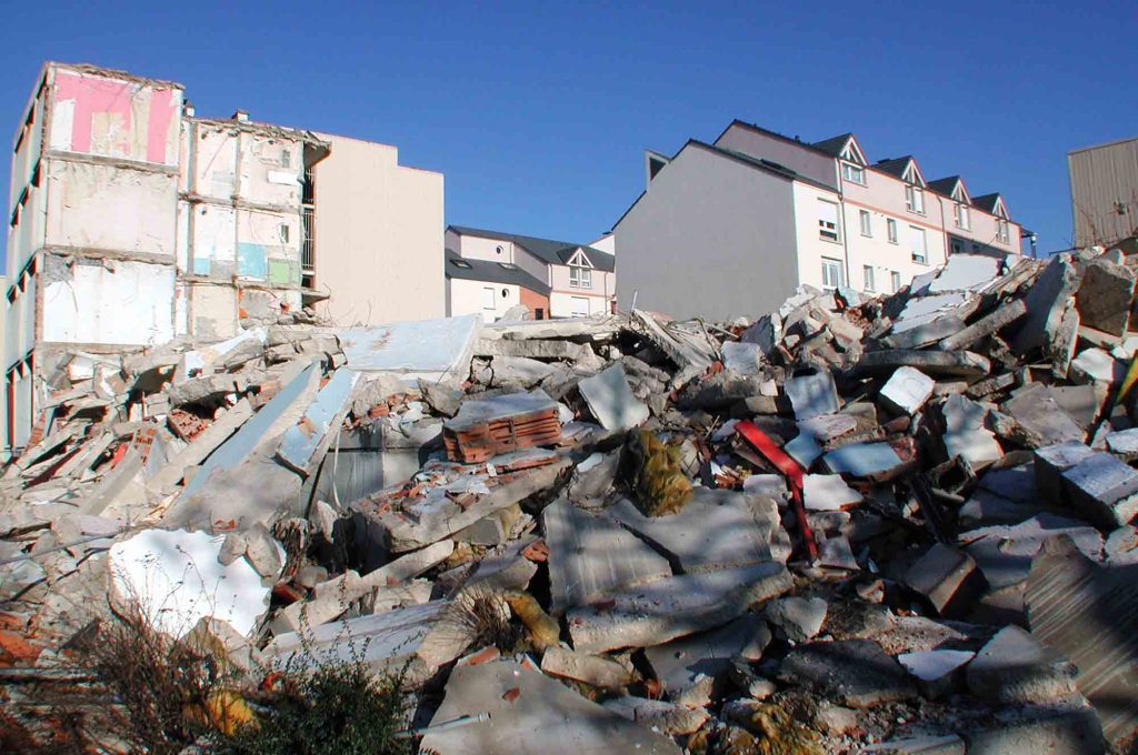 La Cité Pierre Montillet, située dans le quartier Sud du Blanc-Mesnil, a été construite en 1956-57 pour le compte du bailleur Emmaüs Habitat. 
Entre 1999 et 2012, la cité a fait l'objet d'une rénovation urbaine intense avec des démolitions-reconstructions, et tous les bâtiments ayant été construits à l'origine ont été rasés un par un.