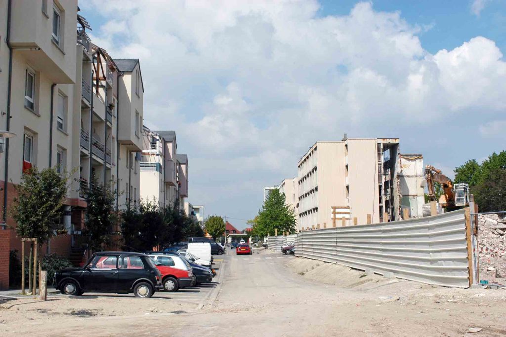 La Cité Pierre Montillet, située dans le quartier Sud du Blanc-Mesnil, a été construite en 1956-57 pour le compte du bailleur Emmaüs Habitat. 
Entre 1999 et 2012, la cité a fait l'objet d'une rénovation urbaine intense avec des démolitions-reconstructions, et tous les bâtiments ayant été construits à l'origine ont été rasés un par un.
Depuis 2011, de nouveaux bâtiments, plus contemporains et plus bas, ont fait leur apparition à l'emplacement des anciens bâtiments datant des années 1950.
