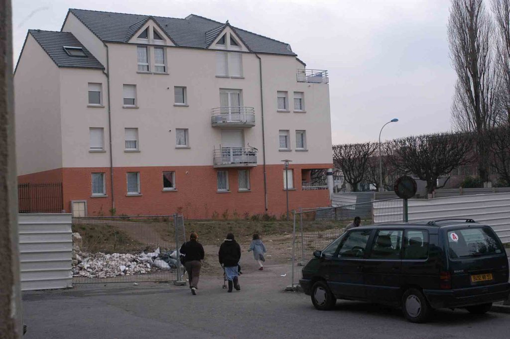 La Cité Pierre Montillet, située dans le quartier Sud du Blanc-Mesnil, a été construite en 1956-57 pour le compte du bailleur Emmaüs Habitat. 
Entre 1999 et 2012, la cité a fait l'objet d'une rénovation urbaine intense avec des démolitions-reconstructions, et tous les bâtiments ayant été construits à l'origine ont été rasés un par un.
Depuis 2011, de nouveaux bâtiments, plus contemporains et plus bas, ont fait leur apparition à l'emplacement des anciens bâtiments datant des années 1950.