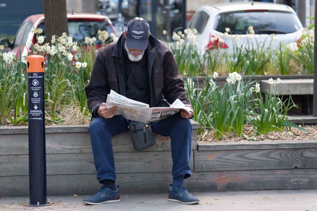 lecture journal fleurs exterieur papier