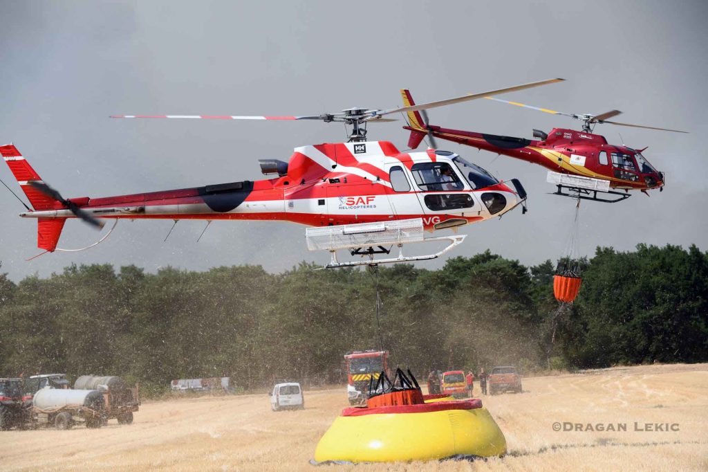 Close view of two firefighting helicopters collecting water from a portable reservoir during operations against the major wildfire in the Forest of Fontainebleau near Fontainebleau in Ile de France France on July 13, 2026. The aircraft are engaged in aerial firefighting missions to slow the spread of the exceptional forest fire south of Paris.///
Vue rapprochee de deux helicopteres bombardiers deau remplissant leurs reservoirs dans une citerne souple mobile lors des operations contre le vaste incendie de la foret de Fontainebleau pres de Fontainebleau en Ile de France France le 13 Juillet 2026. Les appareils participent aux missions aeriennes de lutte contre l incendie afin de limiter la propagation de ce feu de foret exceptionnel au sud de Paris.