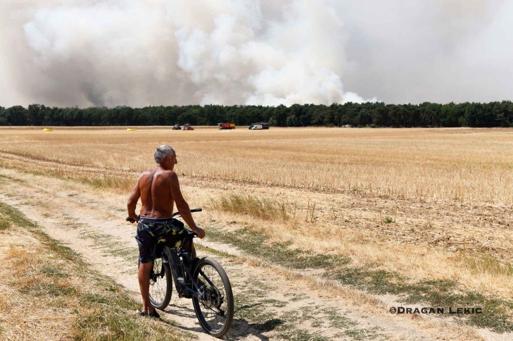 France, 13 July 2026. A fire of exceptional magnitude is ravaging a large part of the Fontainebleau Forest, south of Paris. Fanned by sweltering temperatures, persistent drought and strong winds, the fire is spreading rapidly through the woodland, consuming hundreds of hectares of vegetation.///
France, 13 juillet 2026. Un incendie d'une ampleur exceptionnelle ravage une vaste partie de la foret de Fontainebleau, au sud de Paris. Attise par des temperatures caniculaires, une secheresse persistante et des vents violents, le feu progresse rapidement a travers les massifs forestiers, consumant des centaines d'hectares de vegetation.