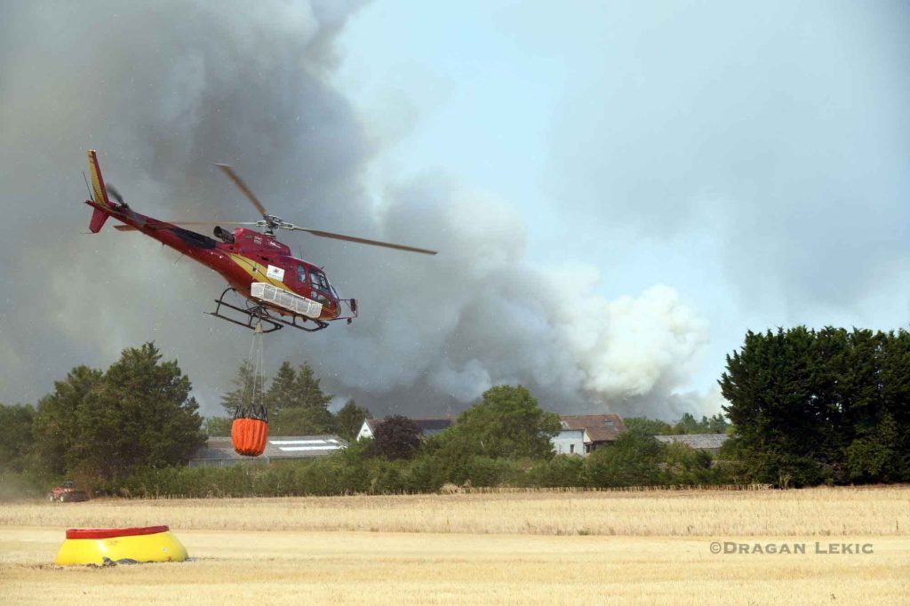A close-up view of water-bombing helicopters filling their tanks from a mobile water tanker during operations to tackle the massive forest fire in the Fontainebleau Forest near Fontainebleau in the Île-de-France region, France, on 13 July 2026. The helicopters are taking part in aerial fire-fighting missions to limit the spread of this exceptional forest fire south of Paris.///
Vue rapprochee d'helicoptere bombardier d'eau remplissant leurs reservoirs dans une citerne souple mobile lors des operations contre le vaste incendie de la foret de Fontainebleau pres de Fontainebleau en Ile de France France le 13 Juillet 2026. Les appareils participent aux missions aeriennes de lutte contre l incendie afin de limiter la propagation de ce feu de foret exceptionnel au sud de Paris.