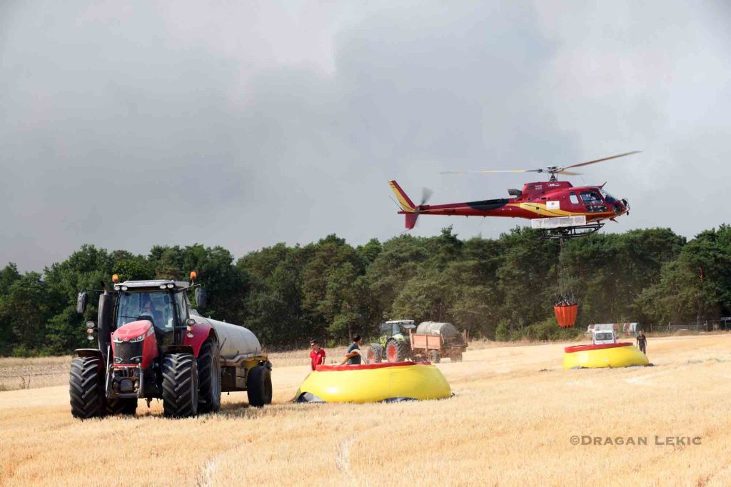 A close-up view of water-bombing helicopters filling their tanks from a mobile water tanker during operations to tackle the massive forest fire in the Fontainebleau Forest near Fontainebleau in the Île-de-France region, France, on 13 July 2026. The helicopters are taking part in aerial fire-fighting missions to limit the spread of this exceptional forest fire south of Paris.///
Vue rapprochee d'helicoptere bombardier d'eau remplissant leurs reservoirs dans une citerne souple mobile lors des operations contre le vaste incendie de la foret de Fontainebleau pres de Fontainebleau en Ile de France France le 13 Juillet 2026. Les appareils participent aux missions aeriennes de lutte contre l incendie afin de limiter la propagation de ce feu de foret exceptionnel au sud de Paris.