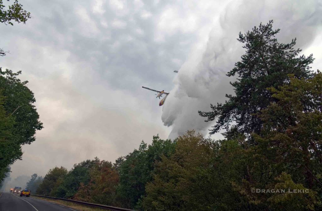 A firefighting aircraft drops water over the Fontainebleau forest during a wildfire in Seine et Marne in Ile de France France on July 15, 2026. The aerial operation is part of efforts to contain the forest fire and protect the surrounding natural area.///
Un avion de lutte contre les incendies largue de eau sur la foret de Fontainebleau lors dun incendie en Seine et Marne en Ile de France France le 15 Juillet 2026. L operation aerienne participe aux efforts visant a contenir le feu de foret et a proteger les espaces naturels environnants.