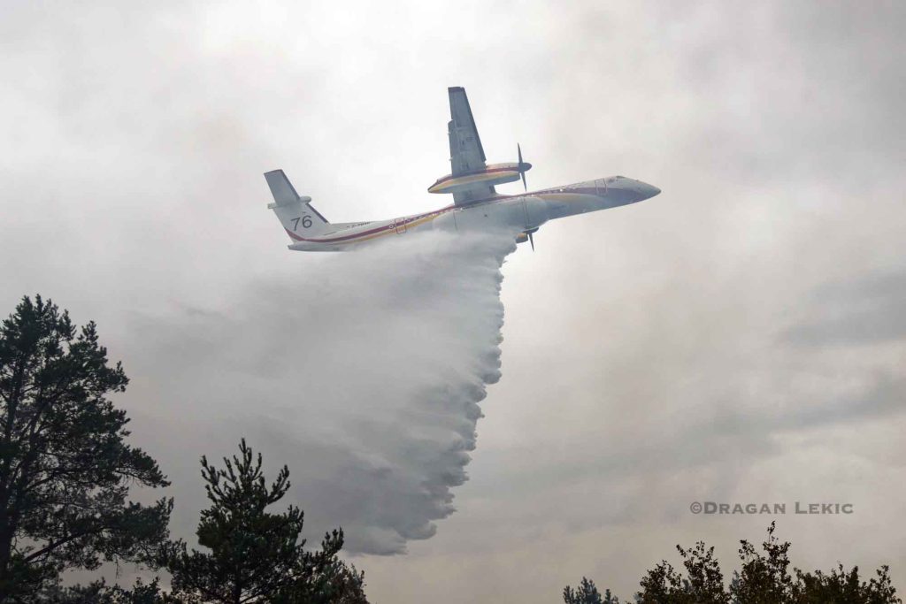 A firefighting aircraft drops water over the Fontainebleau forest during a wildfire in Seine et Marne in Ile de France France on July 15, 2026. The aerial operation is part of efforts to contain the forest fire and protect the surrounding natural area.///
Un avion de lutte contre les incendies largue de eau sur la foret de Fontainebleau lors dun incendie en Seine et Marne en Ile de France France le 15 Juillet 2026. L operation aerienne participe aux efforts visant a contenir le feu de foret et a proteger les espaces naturels environnants.
