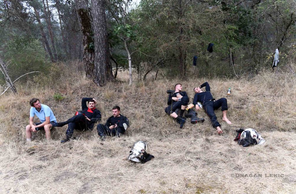 Firefighters rest on dry grass at the edge of the Fontainebleau forest during operations against a major wildfire in Seine et Marne Ile de France France on July 15, 2026. The image illustrates the physical exhaustion of emergency crews mobilized for long hours to contain the forest fire.///
Des pompiers se reposent sur une herbe seche en bordure de la foret de Fontainebleau pendant les operations de lutte contre un important incendie en Seine et Marne Ile de France France le 15 Juillet 2026. L image illustre la fatigue physique des equipes de secours mobilisees durant de longues heures pour contenir le feu de foret.