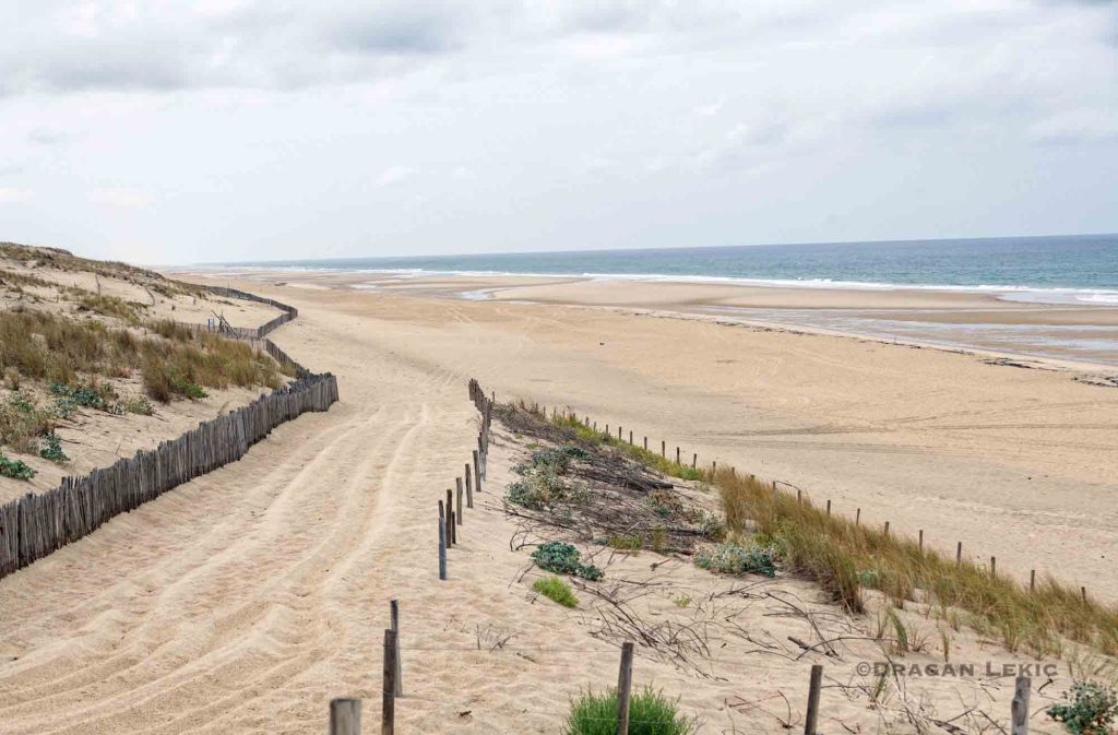 France. Lege-Cap-Ferret. 30 July 2026. Following the severe wildfires in the Gironde region that started in Saumos in July 2026, many campsites on the Lege-Cap-Ferret peninsula had to be evacuated. The coastal beaches of Lège-Cap-Ferret are currently deserted.///France. Lege-Cap-Ferret. Le 30/07/2026. Suite aux violents incendies en Gironde partis de Saumos en juillet 2026, de nombreux campings de la presqu'ile de Lege-Cap-Ferret ont du etre evacues. Les plages cotieres de Lege-Cap-Ferret sont actuellement desertees.