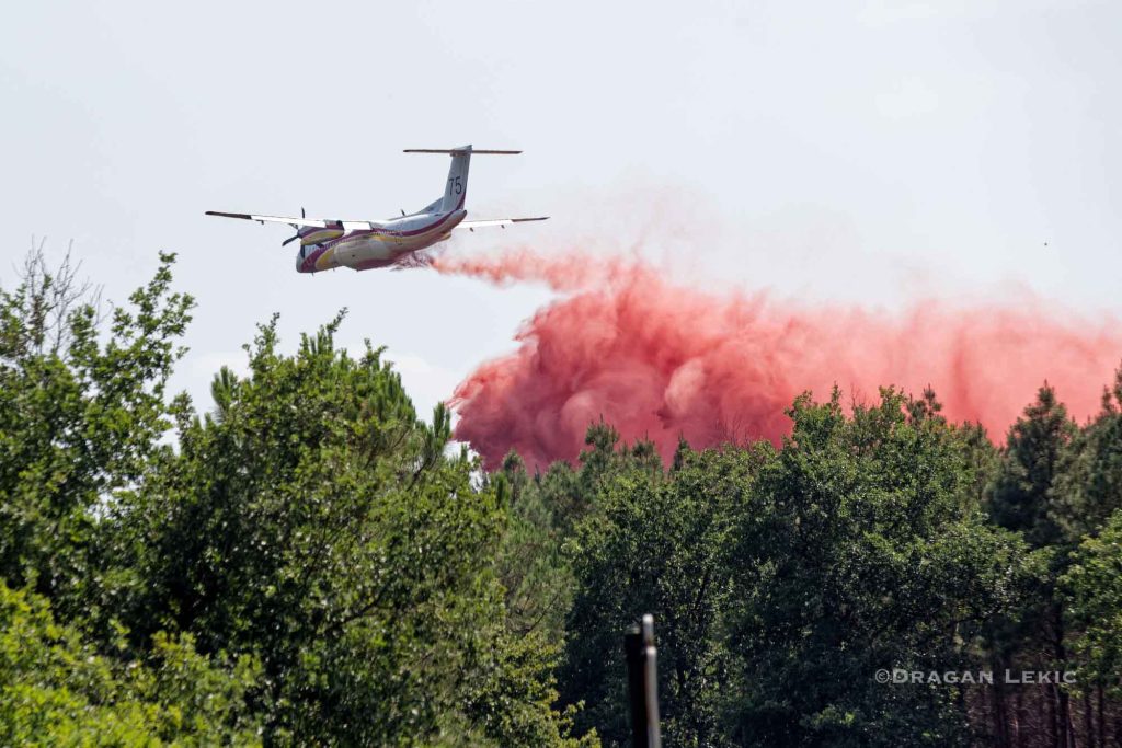 France-Lanton. 30 July 2026. Following a series of violent fires, firefighters and volunteers are battling a forest fire in Lanton, as part of the wildfires ravaging the Gironde region. A Dash aircraft is carrying out a preventative operation to stop the fire from reigniting by dropping fire retardant.///France-Lanton. Le 30/07/2026. Suite aux violents incendies, pompiers et volontaires luttent contre un incendie de foret a Lanton, dans le cadre des feux de foret qui ravagent la region de la Gironde. Un avion Dash procede a une action preventive de lutte contre la reprise du feu en larguant du retardant.