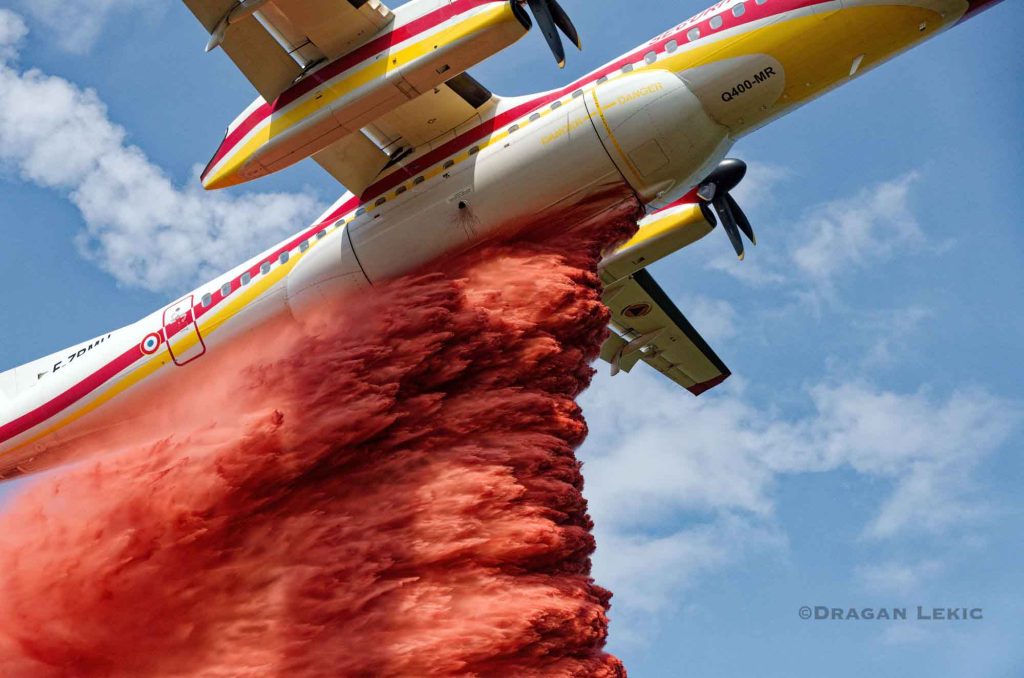 France-Lanton. 30 July 2026. Following a series of violent fires, firefighters and volunteers are battling a forest fire in Lanton, as part of the wildfires ravaging the Gironde region. A Dash aircraft is carrying out a preventative operation to stop the fire from reigniting by dropping fire retardant.///France-Lanton. Le 30/07/2026. Suite aux violents incendies, pompiers et volontaires luttent contre un incendie de foret a Lanton, dans le cadre des feux de foret qui ravagent la region de la Gironde. Un avion Dash procede a une action preventive de lutte contre la reprise du feu en larguant du retardant.
