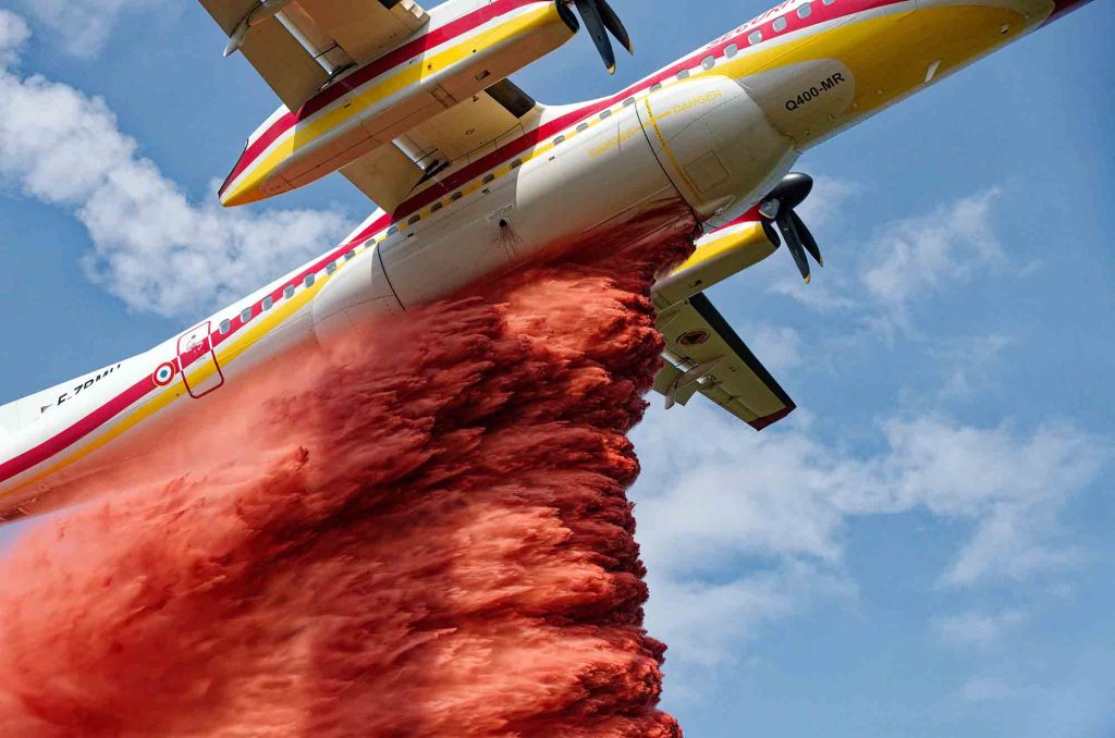 Un avion Dash procède à une action préventive de lutte contre la reprise du feu en larguant du retardant, Bordeaux 2026